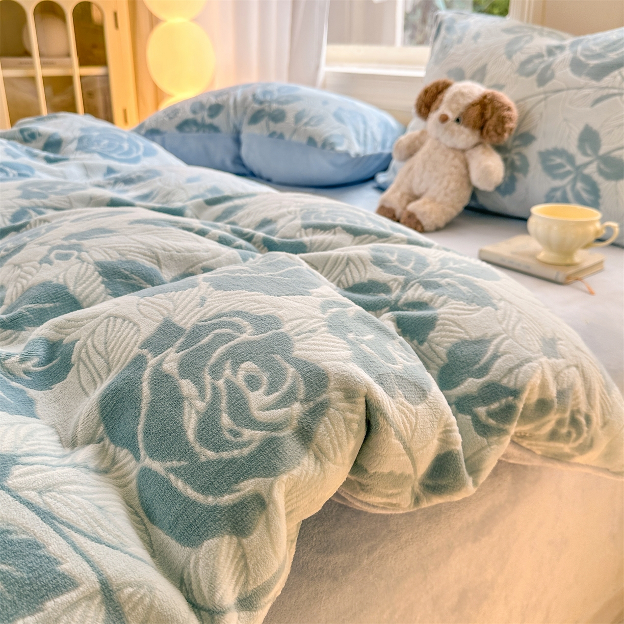 91家纺网 家纺一手货源 找家纺 灰鲸 2025新款立体雕花牛奶绒四件套 爱意-蓝