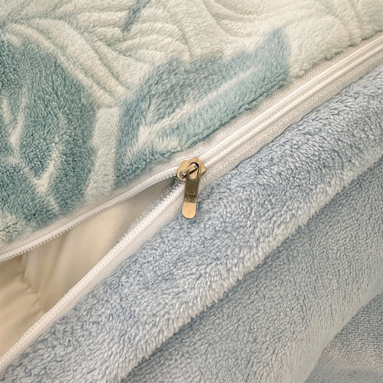 91家纺网 家纺一手货源 找家纺 灰鲸 2025新款立体雕花牛奶绒四件套 爱意-蓝