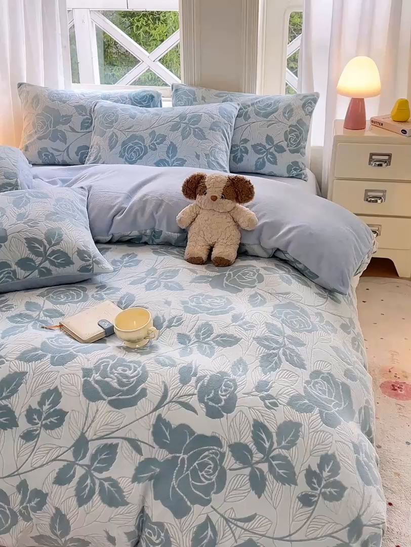 91家纺网 家纺一手货源 找家纺 灰鲸 2025新款立体雕花牛奶绒四件套 爱意-蓝