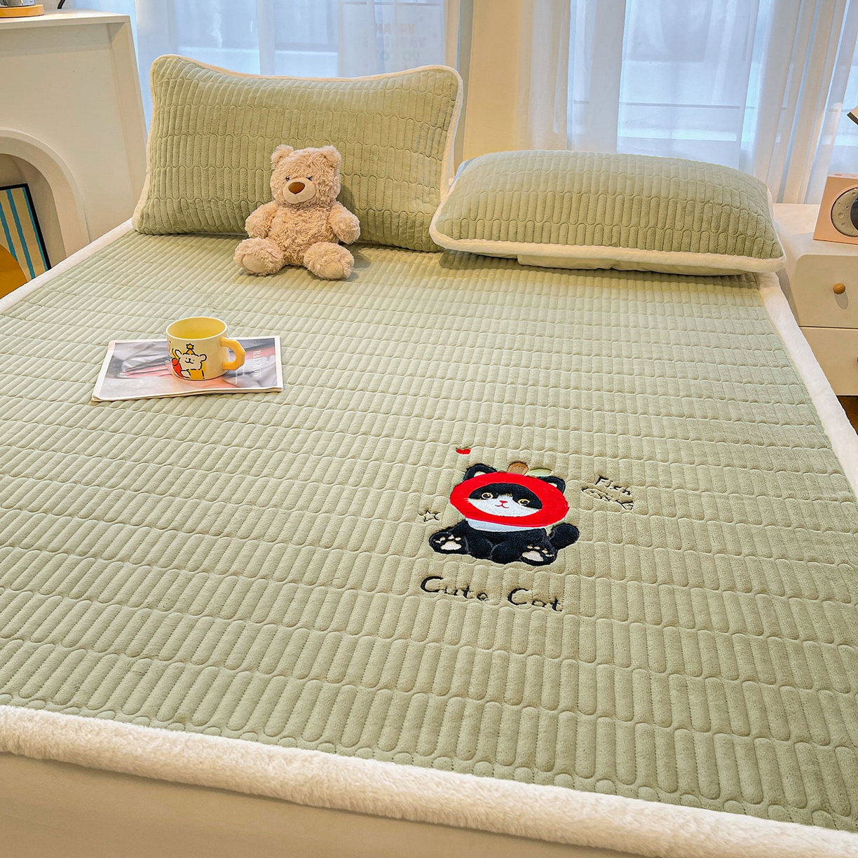 91家纺网 家纺一手货源 找家纺 （总）喜居 2025新款亲肤舒适苹安喵刺绣牛奶绒床褥垫垫子-苹安喵