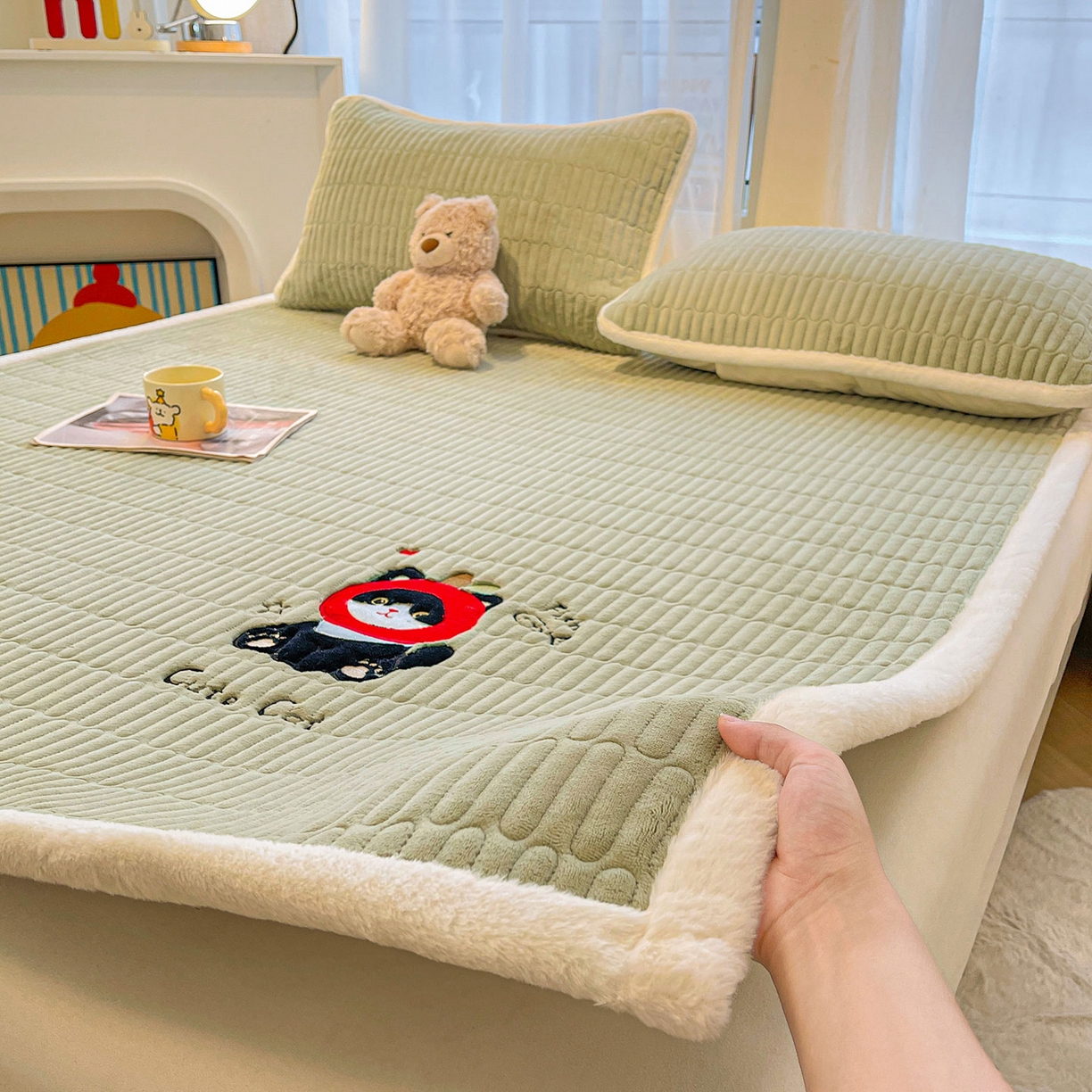 91家纺网 家纺一手货源 找家纺 （总）喜居 2025新款亲肤舒适苹安喵刺绣牛奶绒床褥垫垫子-苹安喵
