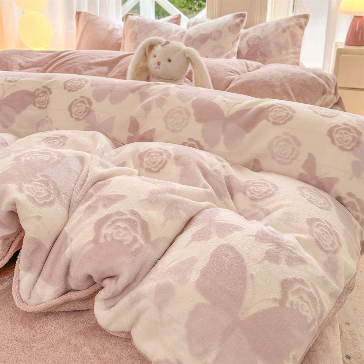 91家纺网 家纺一手货源 找家纺 灰鲸 2025新款立体雕花牛奶绒四件套 蝶花-粉