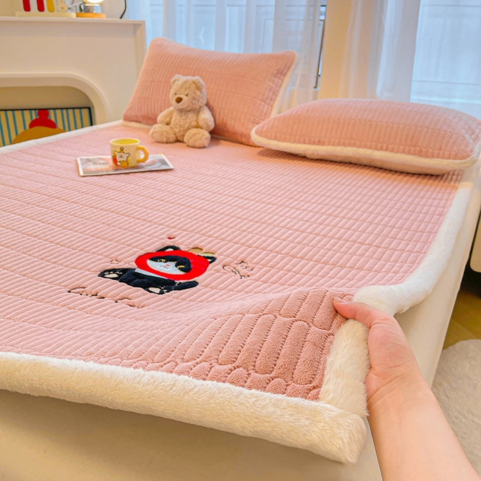 91家纺网 家纺一手货源 找家纺 喜居 2025新款亲肤舒适苹安喵刺绣牛奶绒床褥垫垫子-苹安喵 苹安喵-粉
