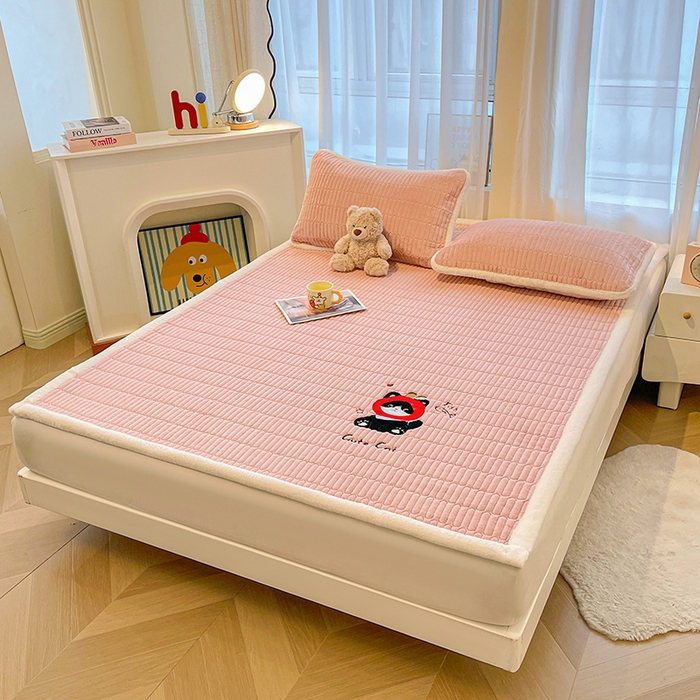 91家纺网 家纺一手货源 找家纺 喜居 2025新款亲肤舒适苹安喵刺绣牛奶绒床褥垫垫子-苹安喵 苹安喵-粉