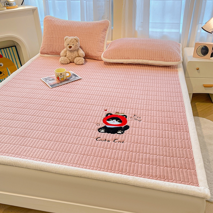 91家纺网 家纺一手货源 找家纺 喜居 2025新款亲肤舒适苹安喵刺绣牛奶绒床褥垫垫子-苹安喵 苹安喵-粉