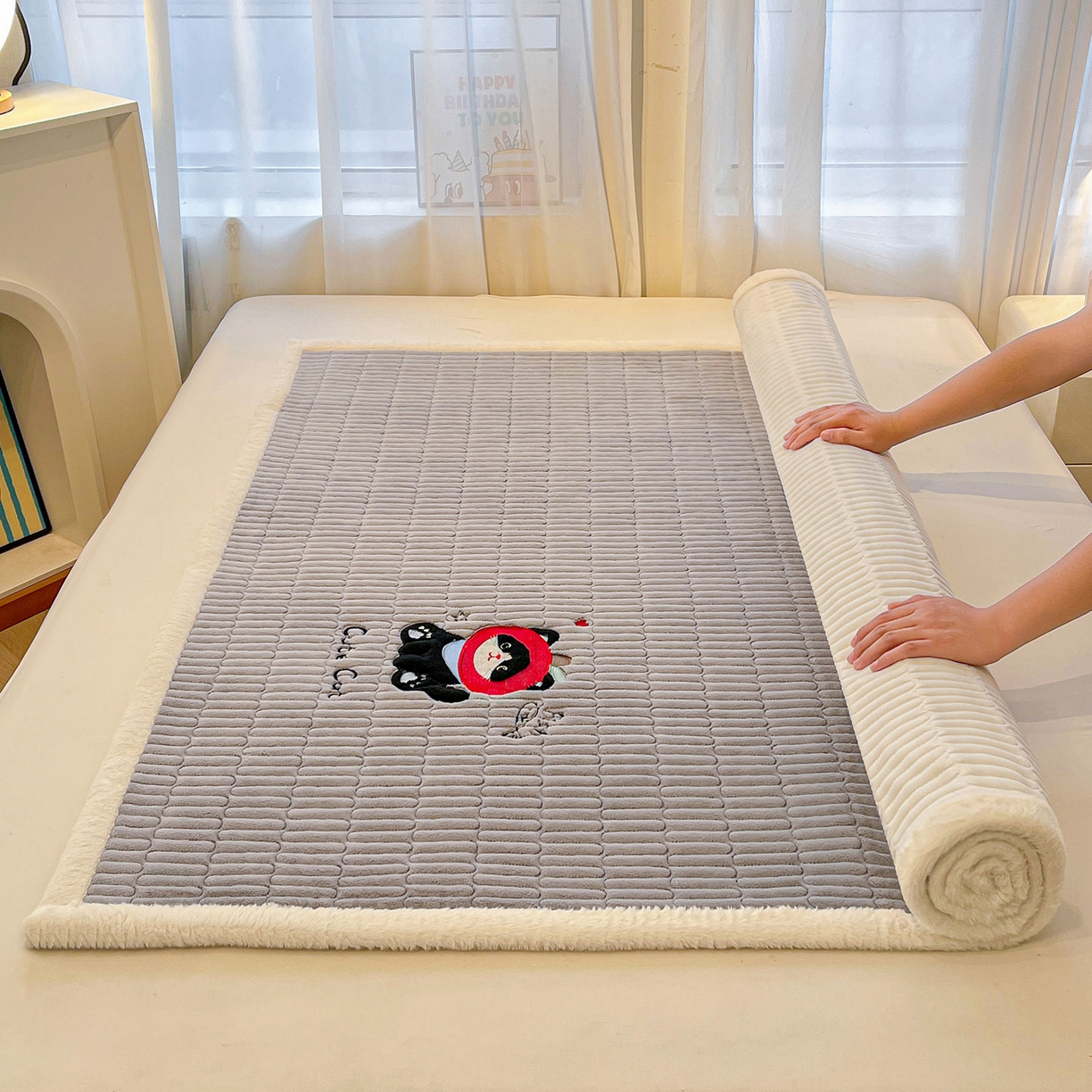 91家纺网 家纺一手货源 找家纺 喜居 2025新款亲肤舒适苹安喵刺绣牛奶绒床褥垫垫子-苹安喵 苹安喵-灰
