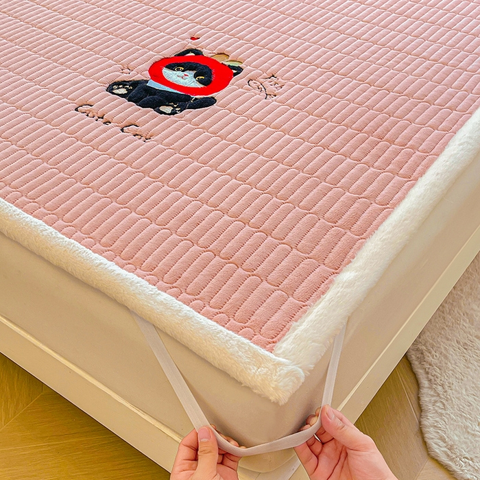 91家纺网 家纺一手货源 找家纺 喜居 2025新款亲肤舒适苹安喵刺绣牛奶绒床褥垫垫子-苹安喵 苹安喵-粉