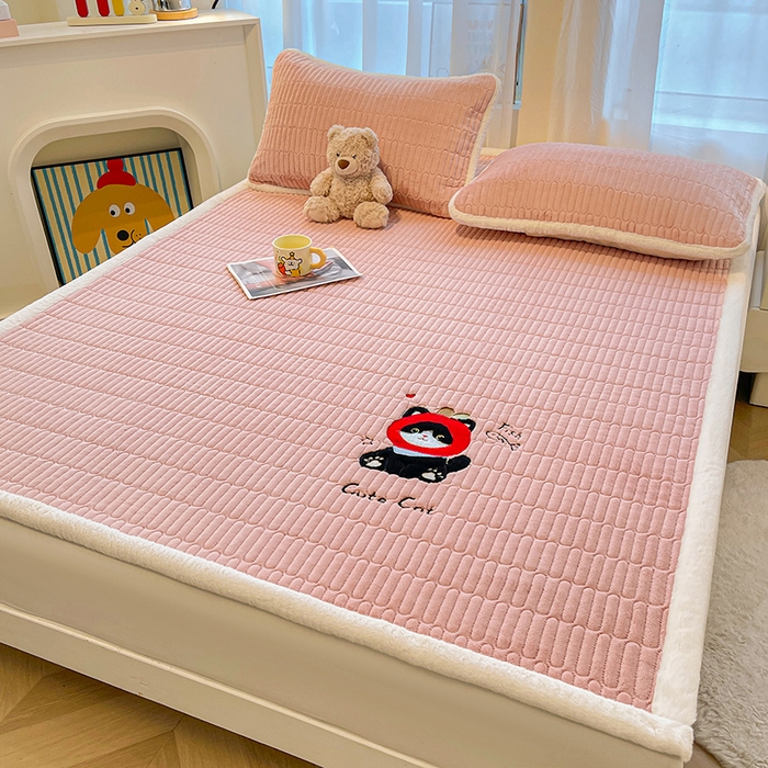 91家纺网 家纺一手货源 找家纺 喜居 2025新款亲肤舒适苹安喵刺绣牛奶绒床褥垫垫子-苹安喵 苹安喵-粉