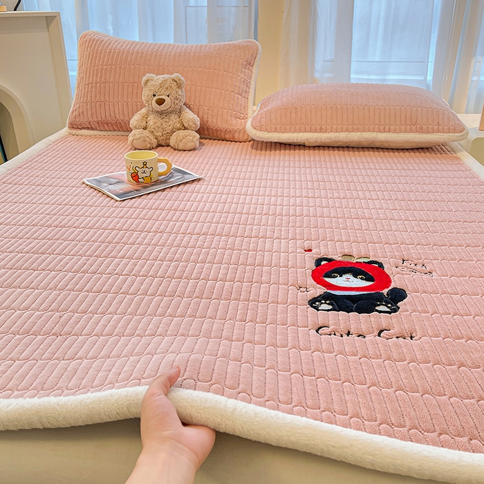 91家纺网 家纺一手货源 找家纺 喜居 2025新款亲肤舒适苹安喵刺绣牛奶绒床褥垫垫子-苹安喵 苹安喵-粉