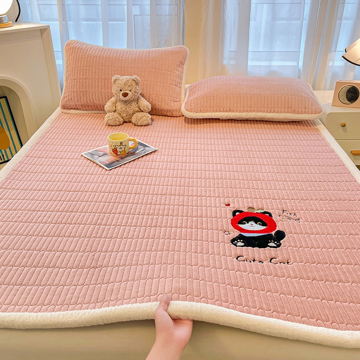 91家纺网 家纺一手货源 找家纺 喜居 2025新款亲肤舒适苹安喵刺绣牛奶绒床褥垫垫子-苹安喵 苹安喵-粉