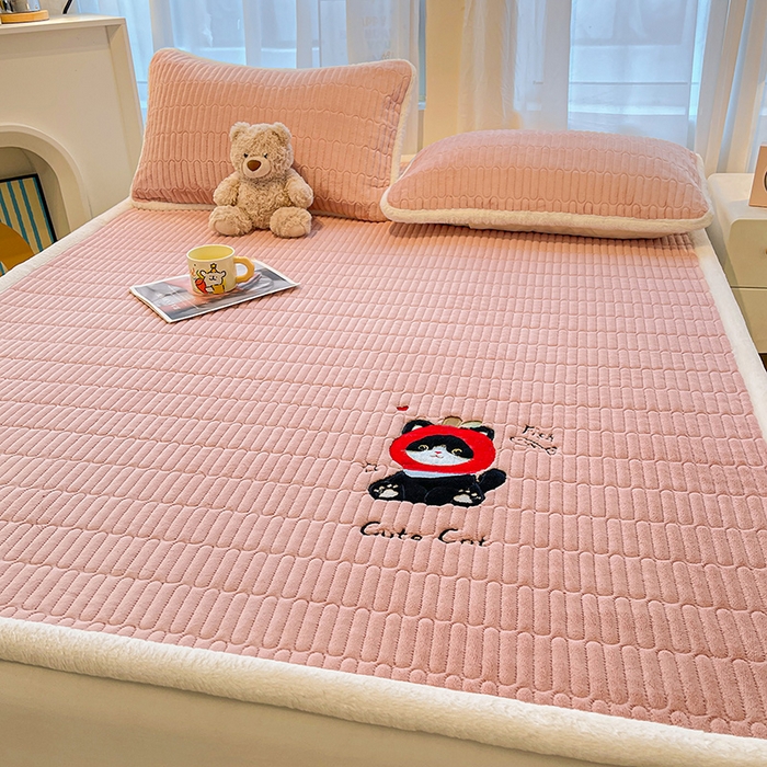 91家纺网 家纺一手货源 找家纺 喜居 2025新款亲肤舒适苹安喵刺绣牛奶绒床褥垫垫子-苹安喵 苹安喵-粉