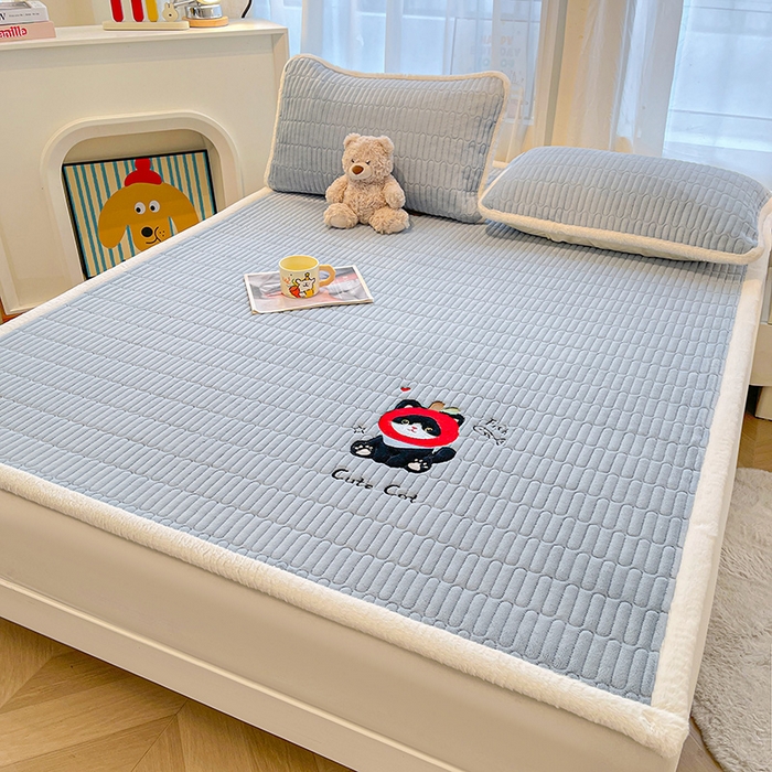 91家纺网 家纺一手货源 找家纺 喜居 2025新款亲肤舒适苹安喵刺绣牛奶绒床褥垫垫子-苹安喵 苹安喵-蓝