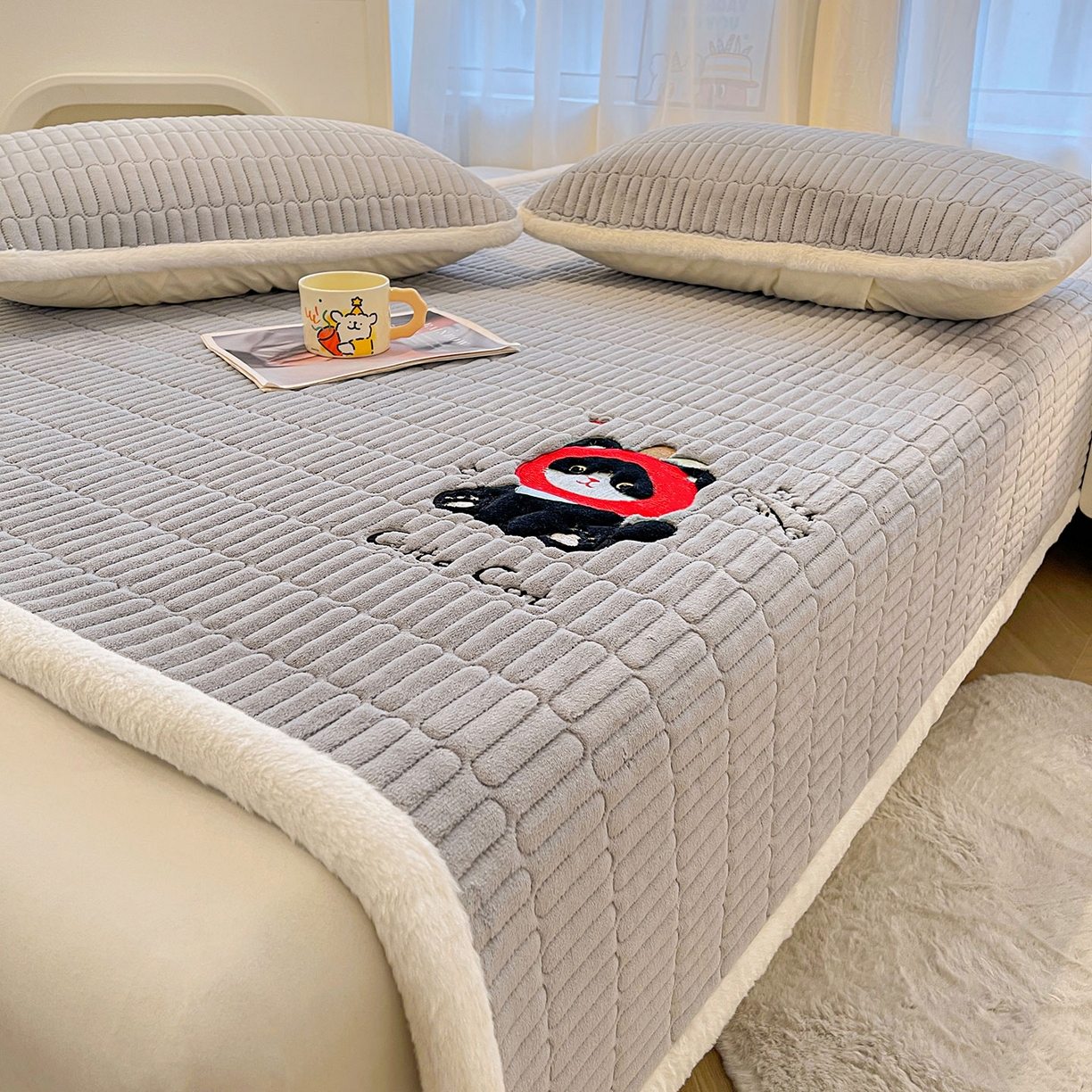 91家纺网 家纺一手货源 找家纺 喜居 2025新款亲肤舒适苹安喵刺绣牛奶绒床褥垫垫子-苹安喵 苹安喵-灰