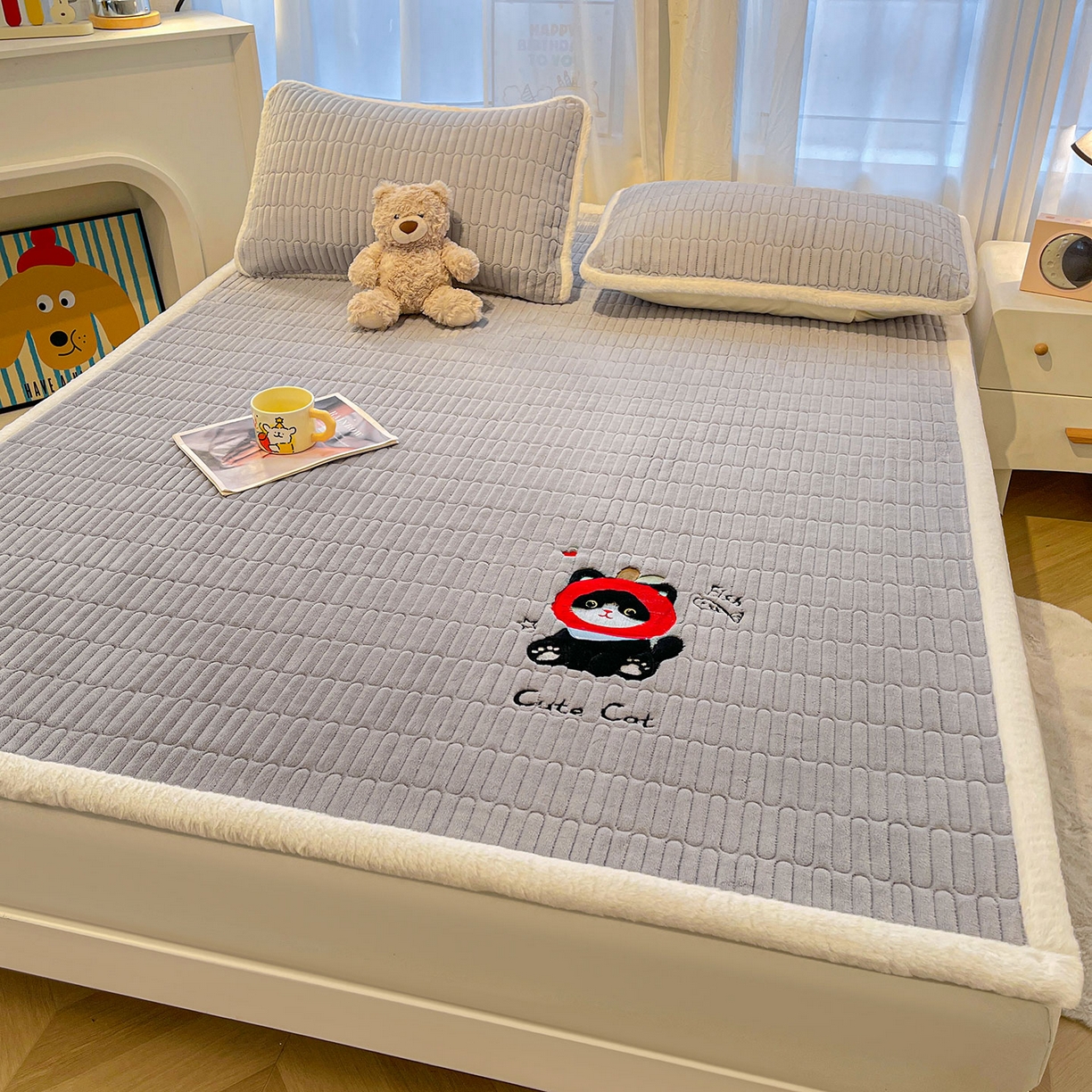 91家纺网 家纺一手货源 找家纺 喜居 2025新款亲肤舒适苹安喵刺绣牛奶绒床褥垫垫子-苹安喵 苹安喵-灰