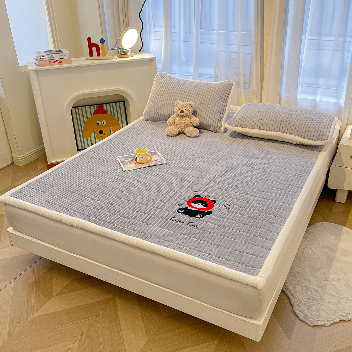 91家纺网 家纺一手货源 找家纺 喜居 2025新款亲肤舒适苹安喵刺绣牛奶绒床褥垫垫子-苹安喵 苹安喵-灰