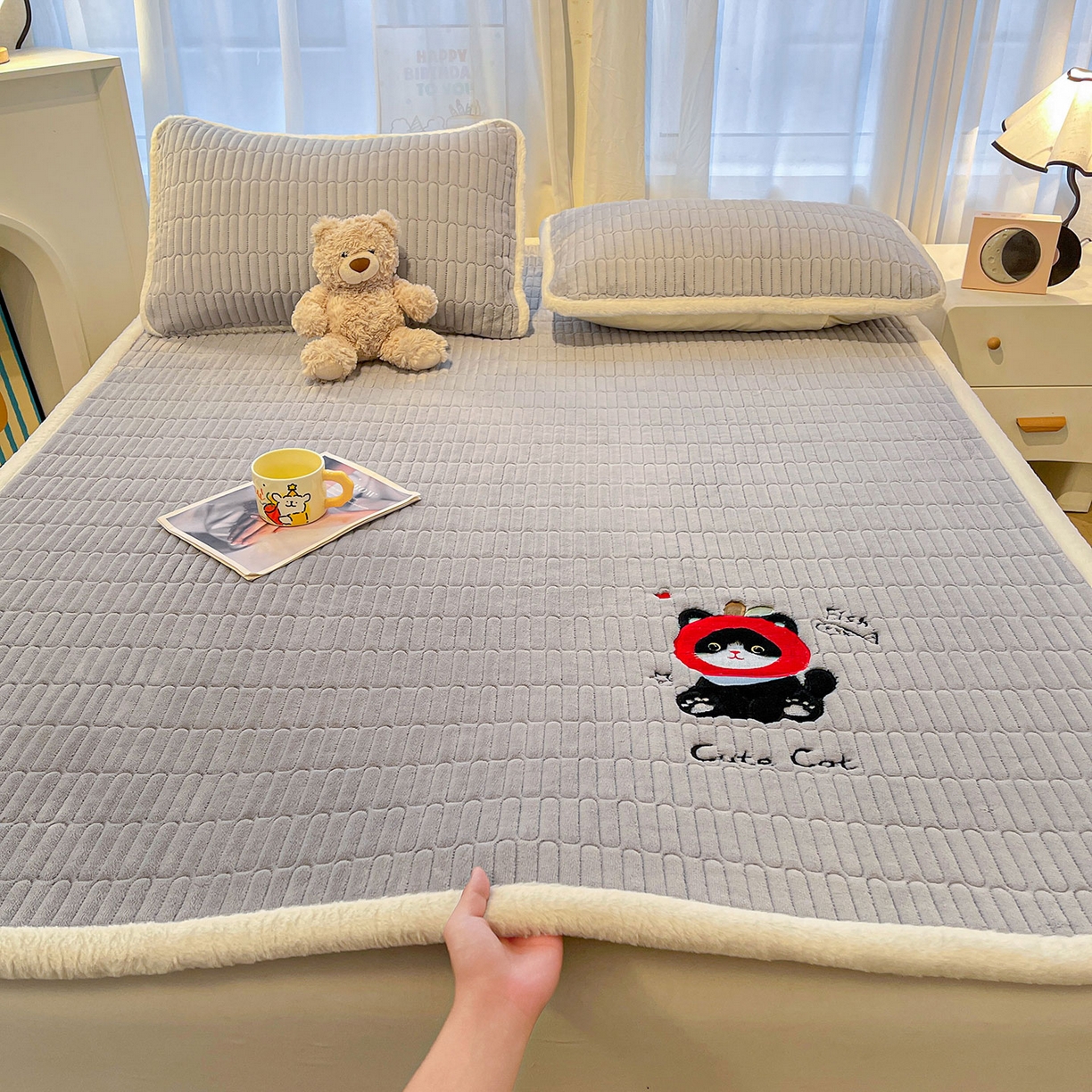 91家纺网 家纺一手货源 找家纺 喜居 2025新款亲肤舒适苹安喵刺绣牛奶绒床褥垫垫子-苹安喵 苹安喵-灰