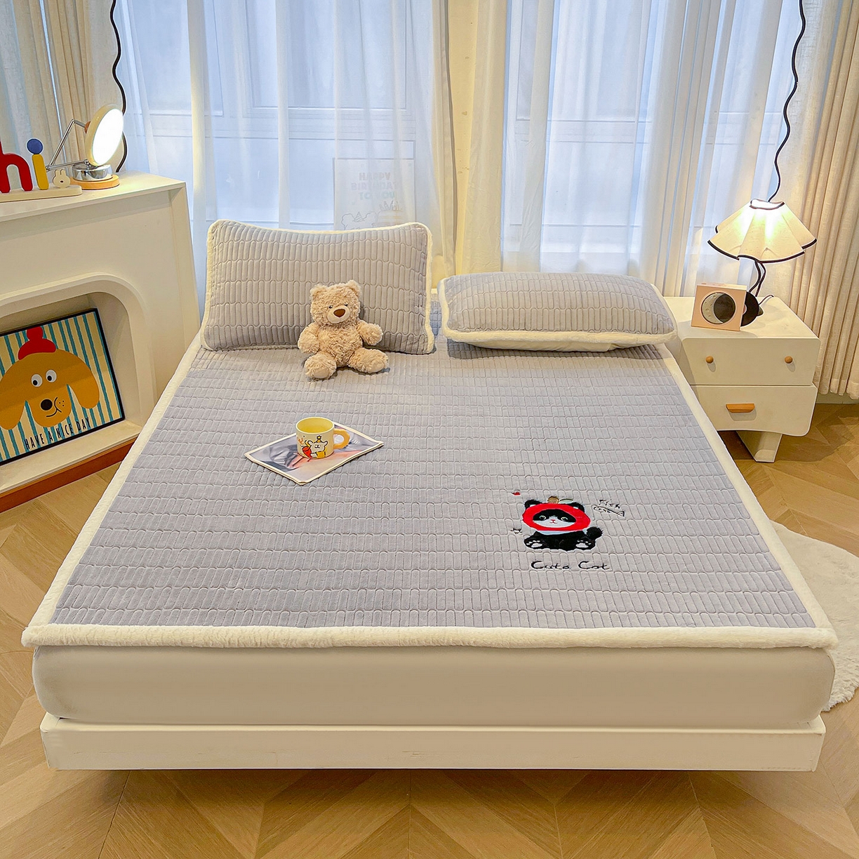 91家纺网 家纺一手货源 找家纺 喜居 2025新款亲肤舒适苹安喵刺绣牛奶绒床褥垫垫子-苹安喵 苹安喵-灰