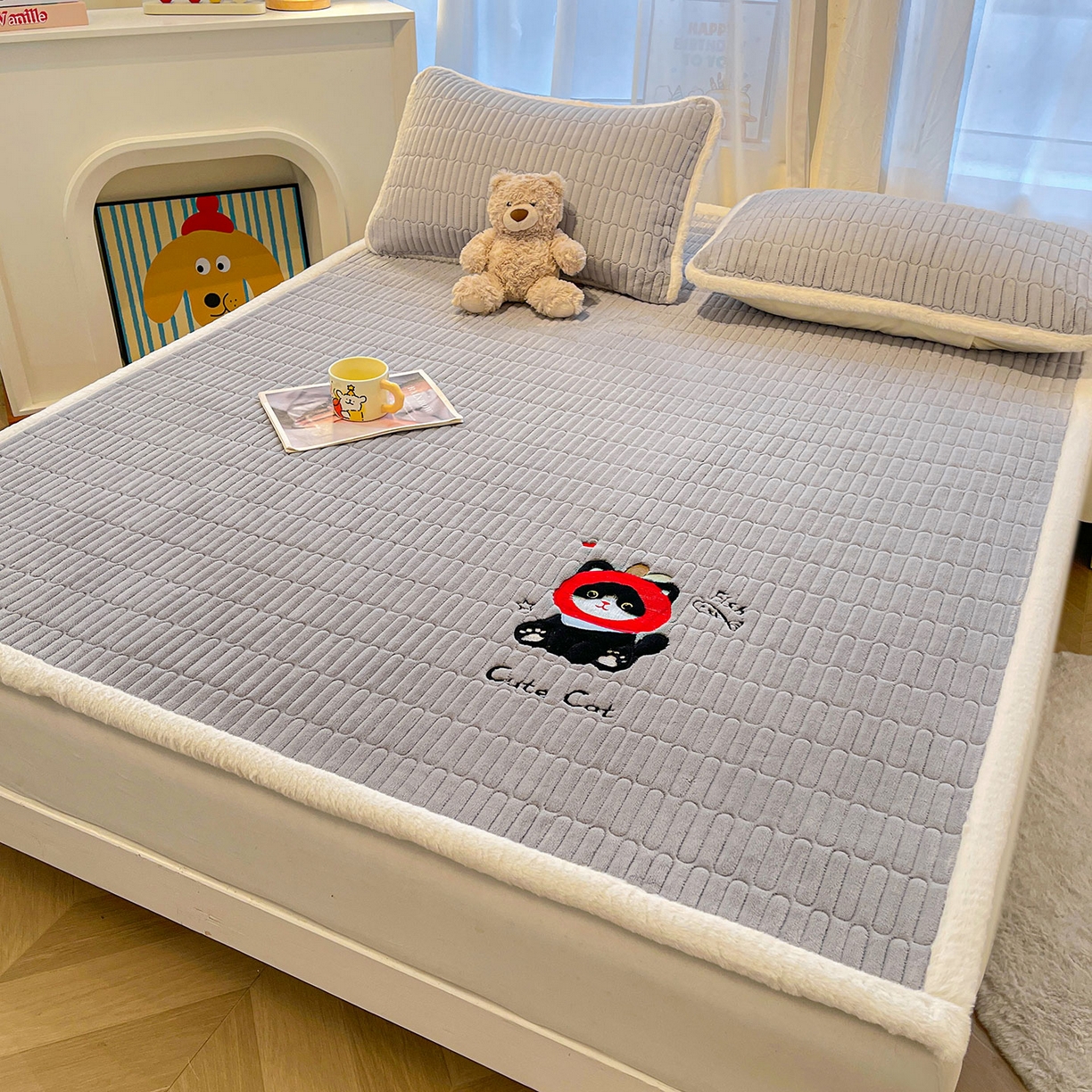 91家纺网 家纺一手货源 找家纺 喜居 2025新款亲肤舒适苹安喵刺绣牛奶绒床褥垫垫子-苹安喵 苹安喵-灰