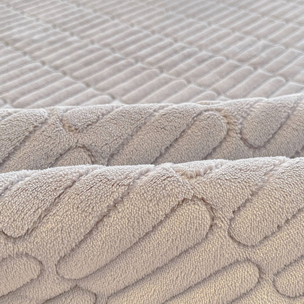 91家纺网 家纺一手货源 找家纺 喜居 2025新款亲肤舒适苹安喵刺绣牛奶绒床褥垫垫子-苹安喵 苹安喵-灰