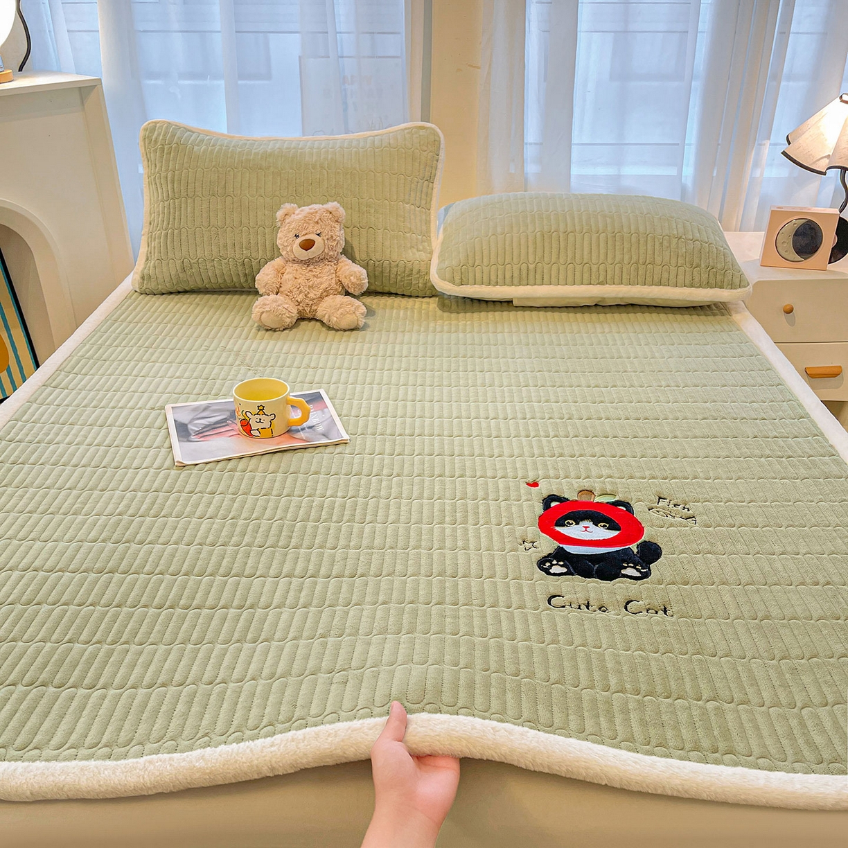 91家纺网 家纺一手货源 找家纺 喜居 2025新款亲肤舒适苹安喵刺绣牛奶绒床褥垫垫子-苹安喵 苹安喵-绿