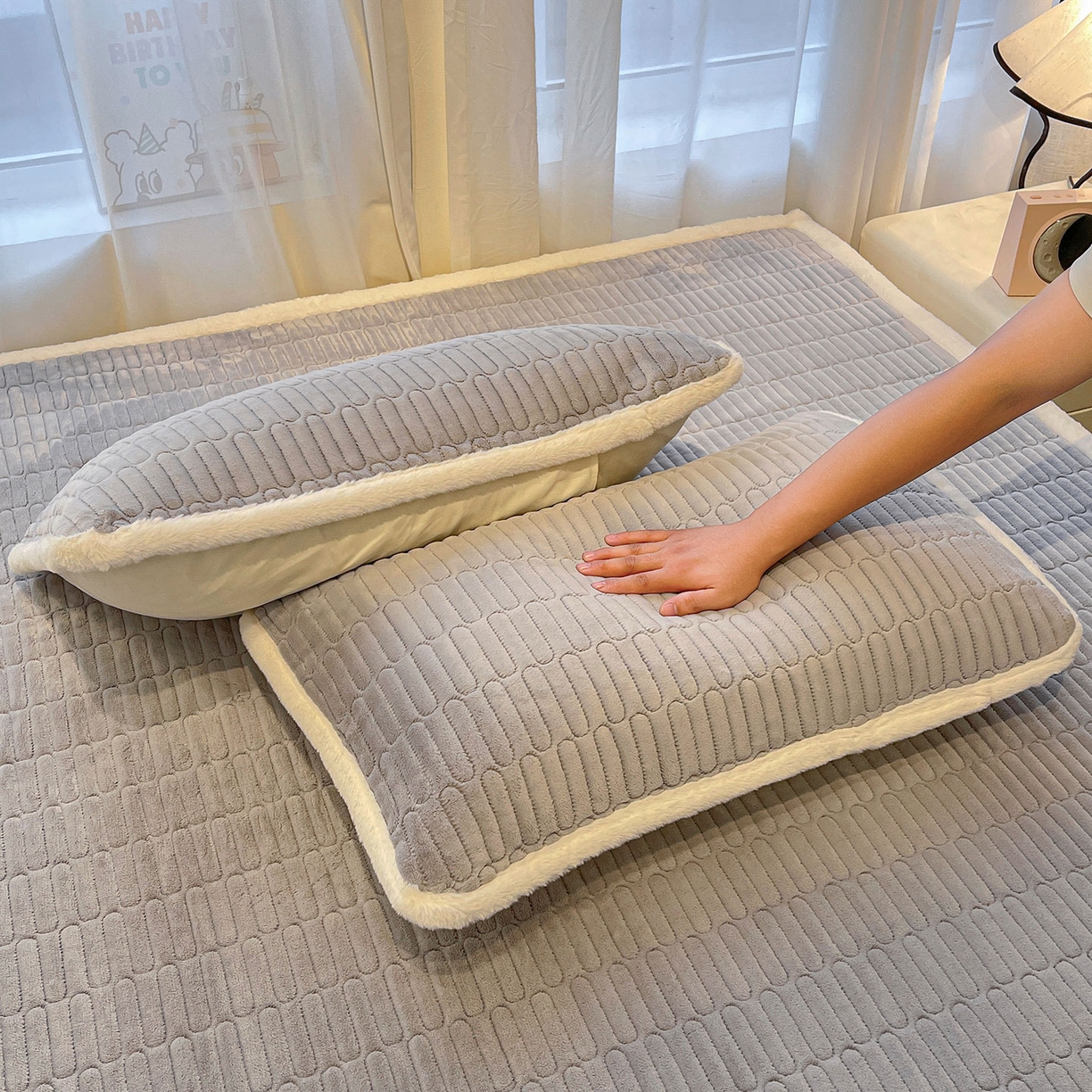 91家纺网 家纺一手货源 找家纺 喜居 2025新款亲肤舒适苹安喵刺绣牛奶绒床褥垫垫子-苹安喵 苹安喵-灰