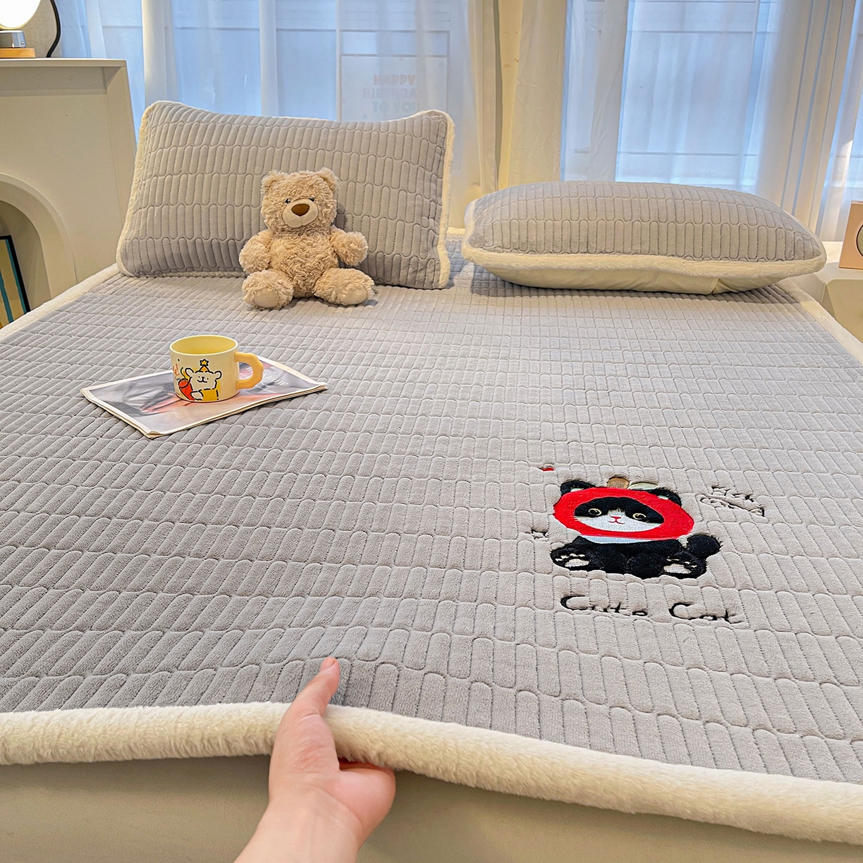 91家纺网 家纺一手货源 找家纺 喜居 2025新款亲肤舒适苹安喵刺绣牛奶绒床褥垫垫子-苹安喵 苹安喵-灰