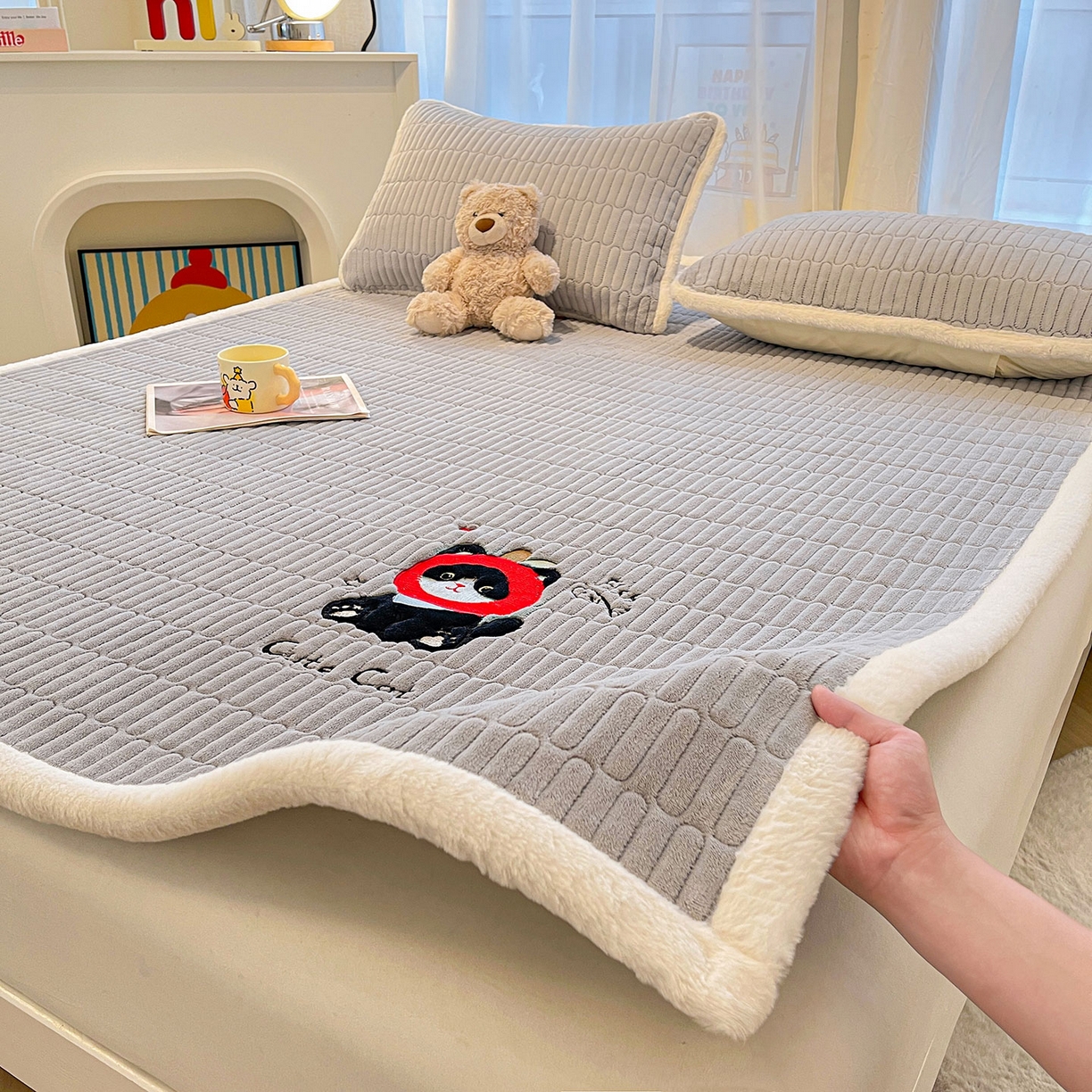 91家纺网 家纺一手货源 找家纺 喜居 2025新款亲肤舒适苹安喵刺绣牛奶绒床褥垫垫子-苹安喵 苹安喵-灰