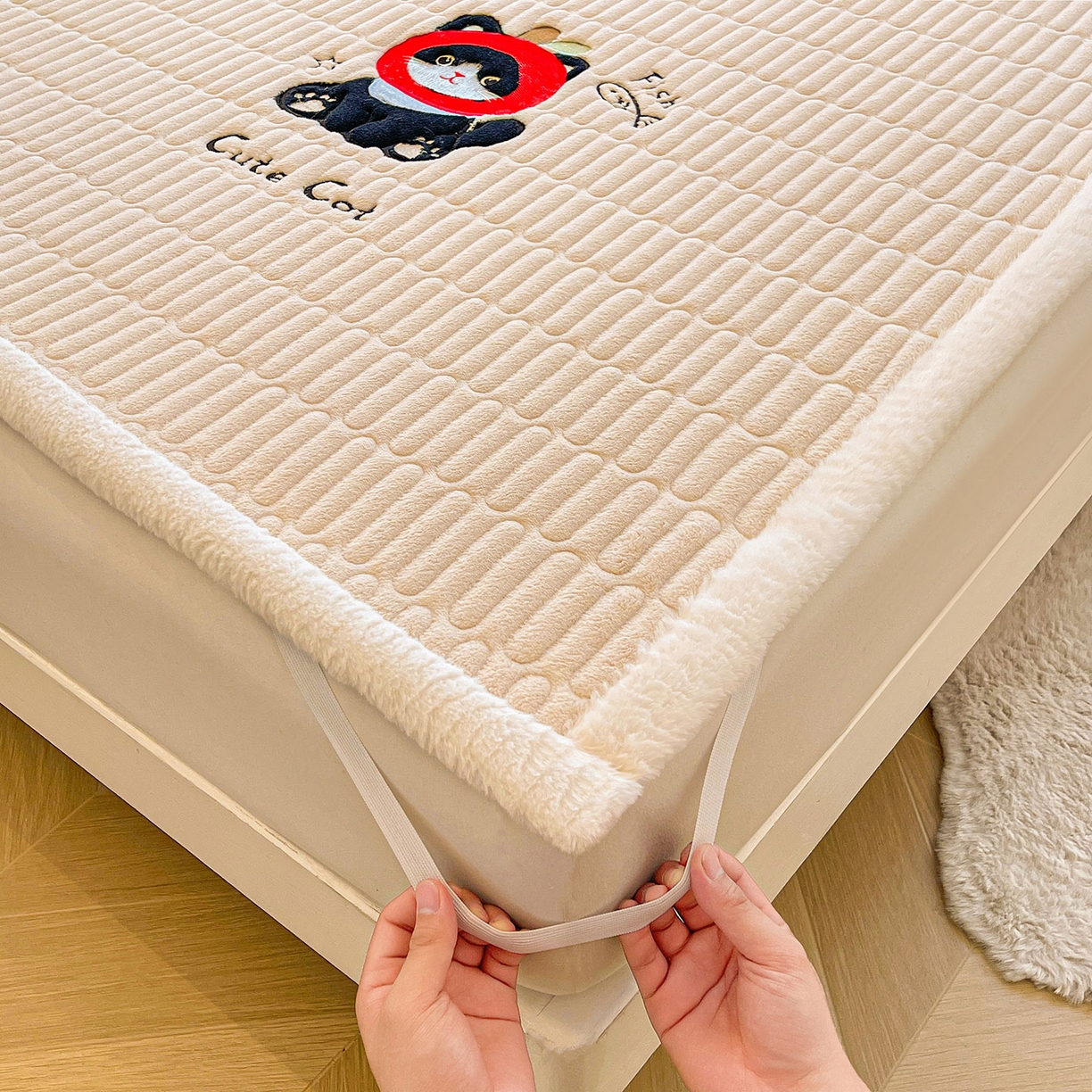 91家纺网 家纺一手货源 找家纺 喜居 2025新款亲肤舒适苹安喵刺绣牛奶绒床褥垫垫子-苹安喵 苹安喵-咖
