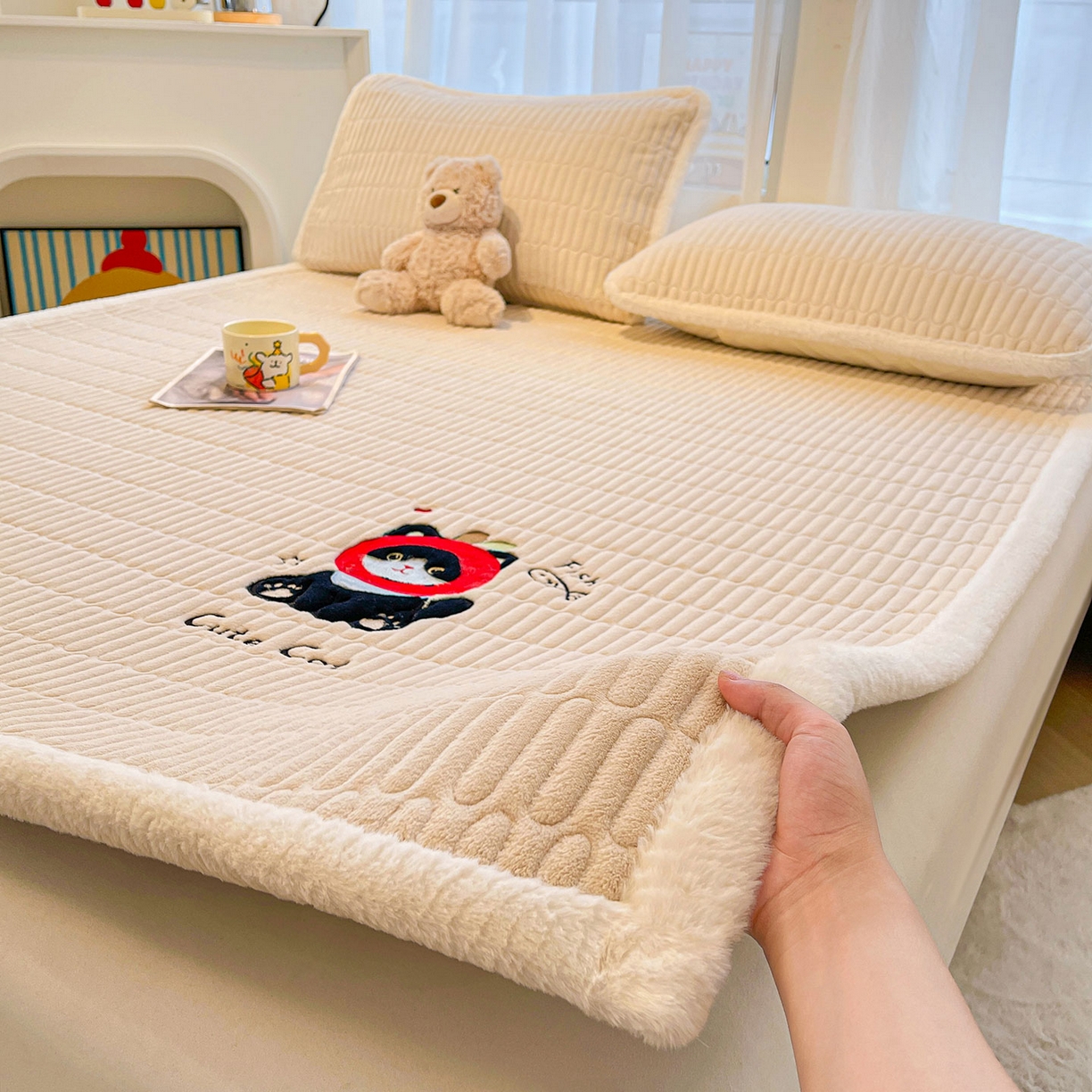 91家纺网 家纺一手货源 找家纺 喜居 2025新款亲肤舒适苹安喵刺绣牛奶绒床褥垫垫子-苹安喵 苹安喵-咖