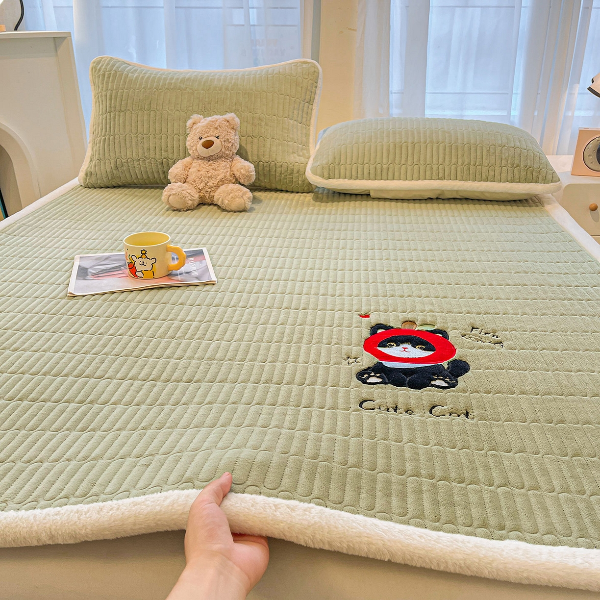 91家纺网 家纺一手货源 找家纺 喜居 2025新款亲肤舒适苹安喵刺绣牛奶绒床褥垫垫子-苹安喵 苹安喵-绿