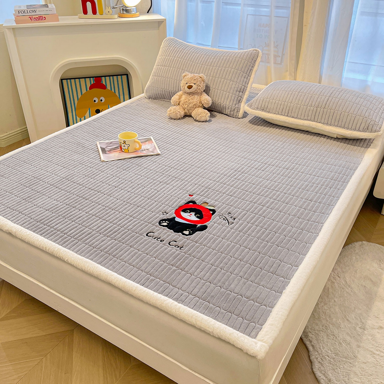 91家纺网 家纺一手货源 找家纺 喜居 2025新款亲肤舒适苹安喵刺绣牛奶绒床褥垫垫子-苹安喵 苹安喵-灰