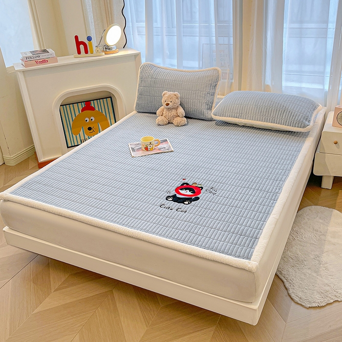 91家纺网 家纺一手货源 找家纺 喜居 2025新款亲肤舒适苹安喵刺绣牛奶绒床褥垫垫子-苹安喵 苹安喵-蓝