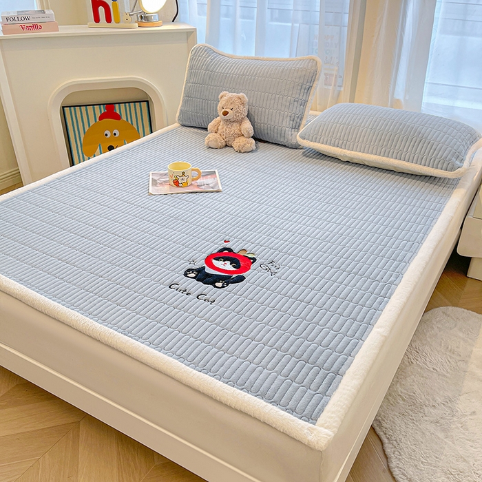 91家纺网 家纺一手货源 找家纺 喜居 2025新款亲肤舒适苹安喵刺绣牛奶绒床褥垫垫子-苹安喵 苹安喵-蓝