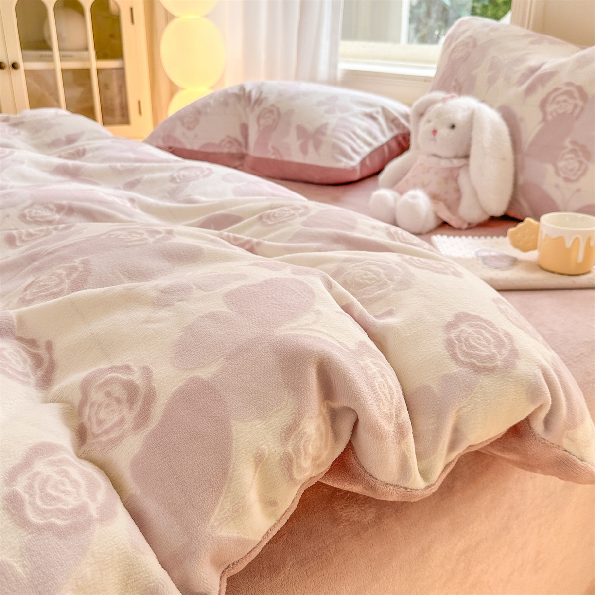 91家纺网 家纺一手货源 找家纺 灰鲸 2025新款立体雕花牛奶绒四件套 蝶花-粉