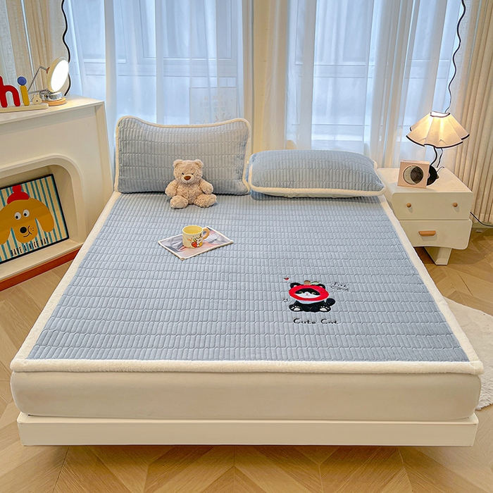 91家纺网 家纺一手货源 找家纺 喜居 2025新款亲肤舒适苹安喵刺绣牛奶绒床褥垫垫子-苹安喵 苹安喵-蓝