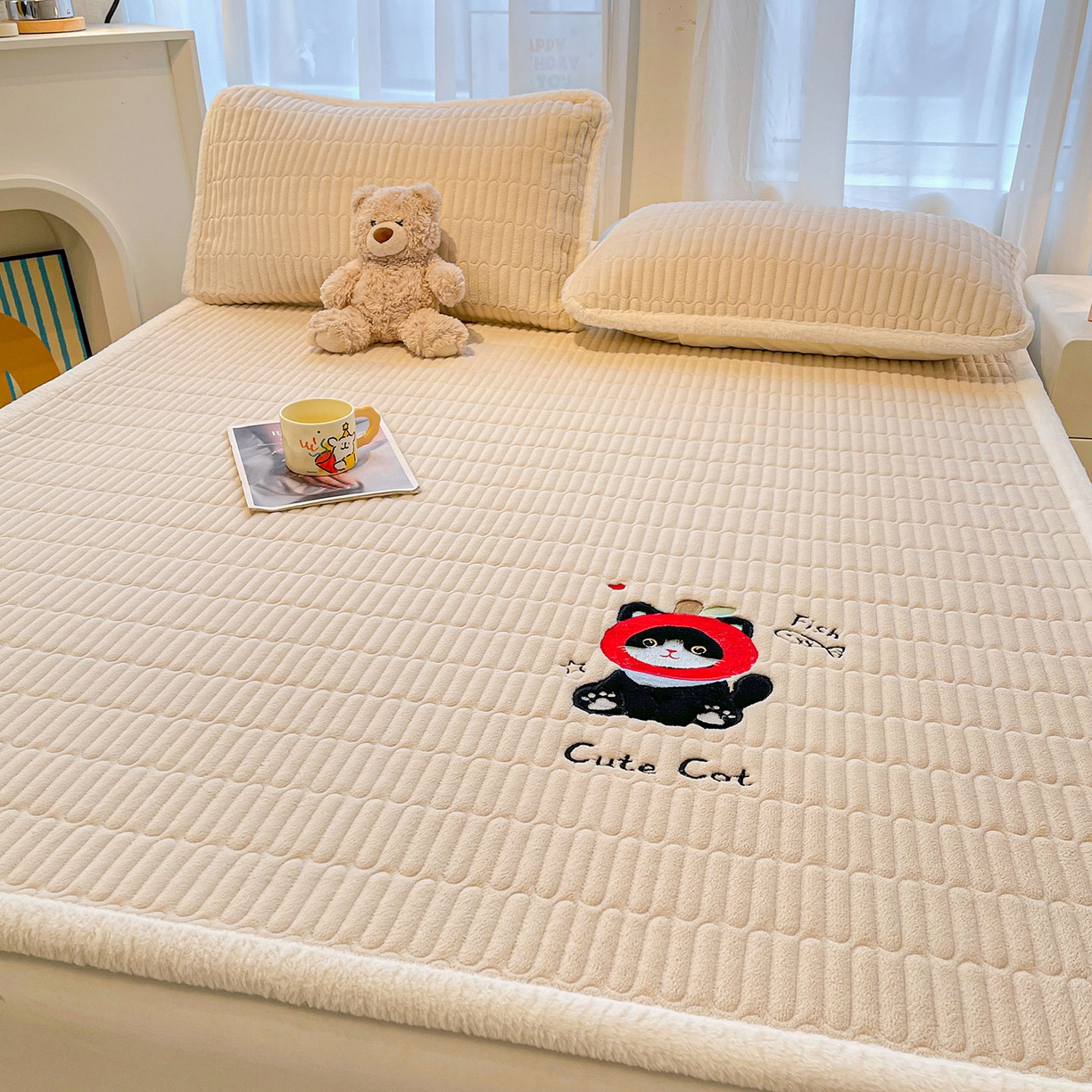 91家纺网 家纺一手货源 找家纺 喜居 2025新款亲肤舒适苹安喵刺绣牛奶绒床褥垫垫子-苹安喵 苹安喵-咖
