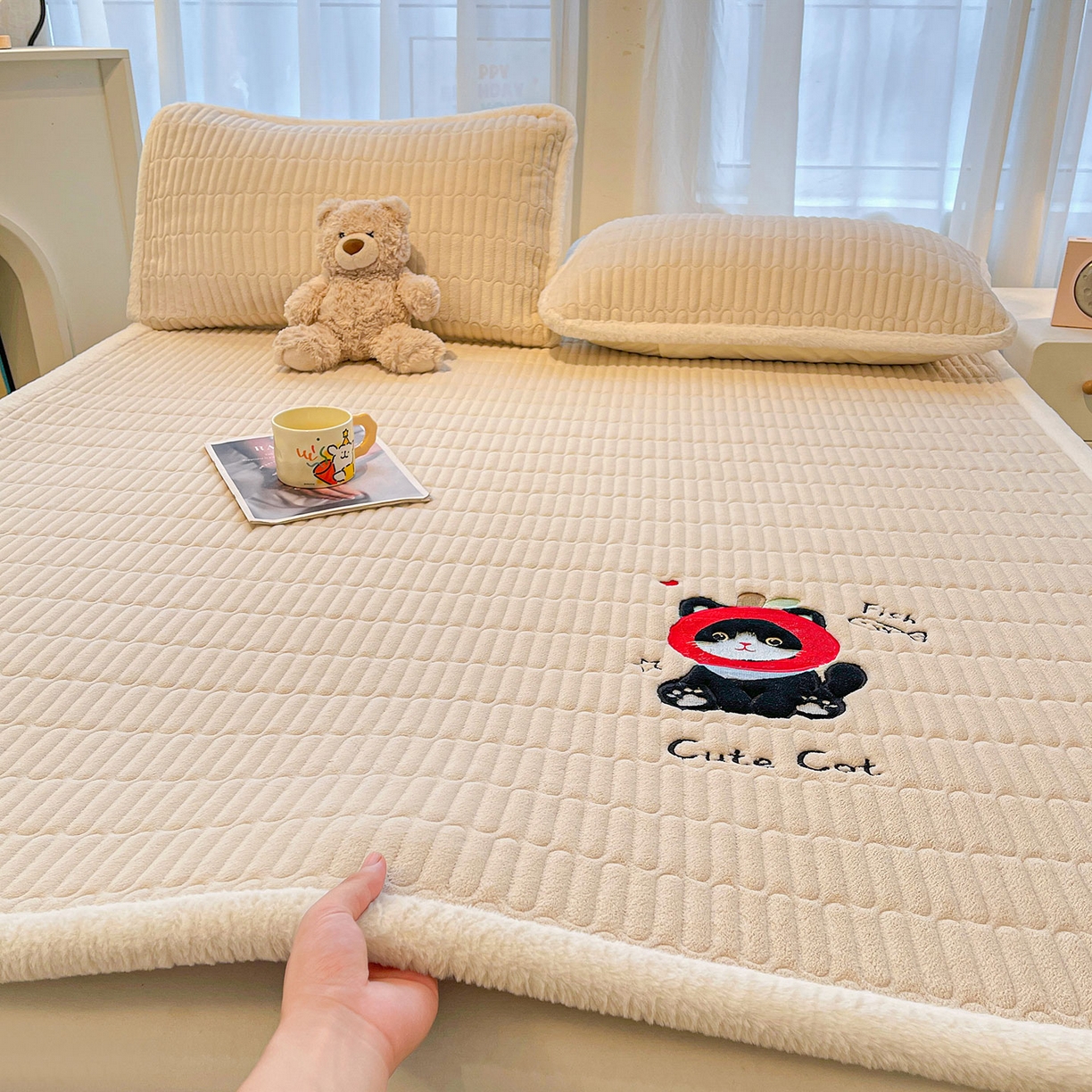 91家纺网 家纺一手货源 找家纺 喜居 2025新款亲肤舒适苹安喵刺绣牛奶绒床褥垫垫子-苹安喵 苹安喵-咖
