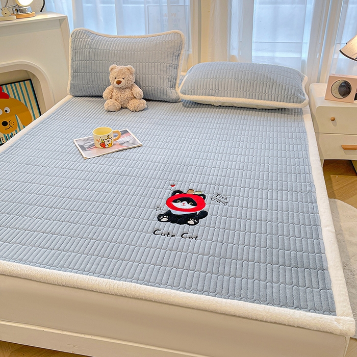 91家纺网 家纺一手货源 找家纺 喜居 2025新款亲肤舒适苹安喵刺绣牛奶绒床褥垫垫子-苹安喵 苹安喵-蓝