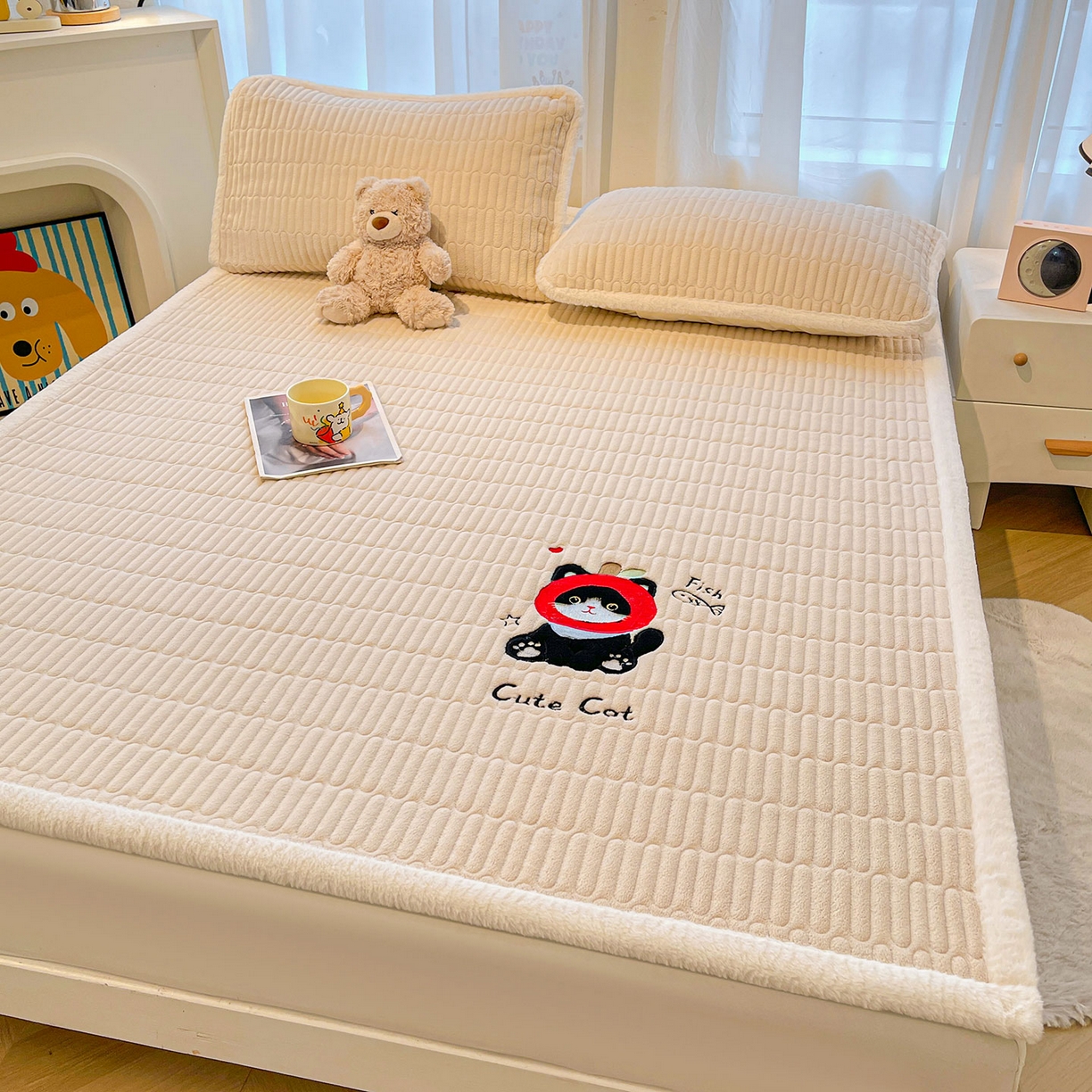 91家纺网 家纺一手货源 找家纺 喜居 2025新款亲肤舒适苹安喵刺绣牛奶绒床褥垫垫子-苹安喵 苹安喵-咖