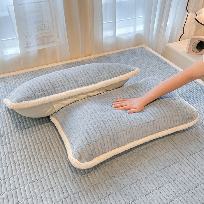 91家纺网 家纺一手货源 找家纺 喜居 2025新款亲肤舒适苹安喵刺绣牛奶绒床褥垫垫子-苹安喵 苹安喵-蓝