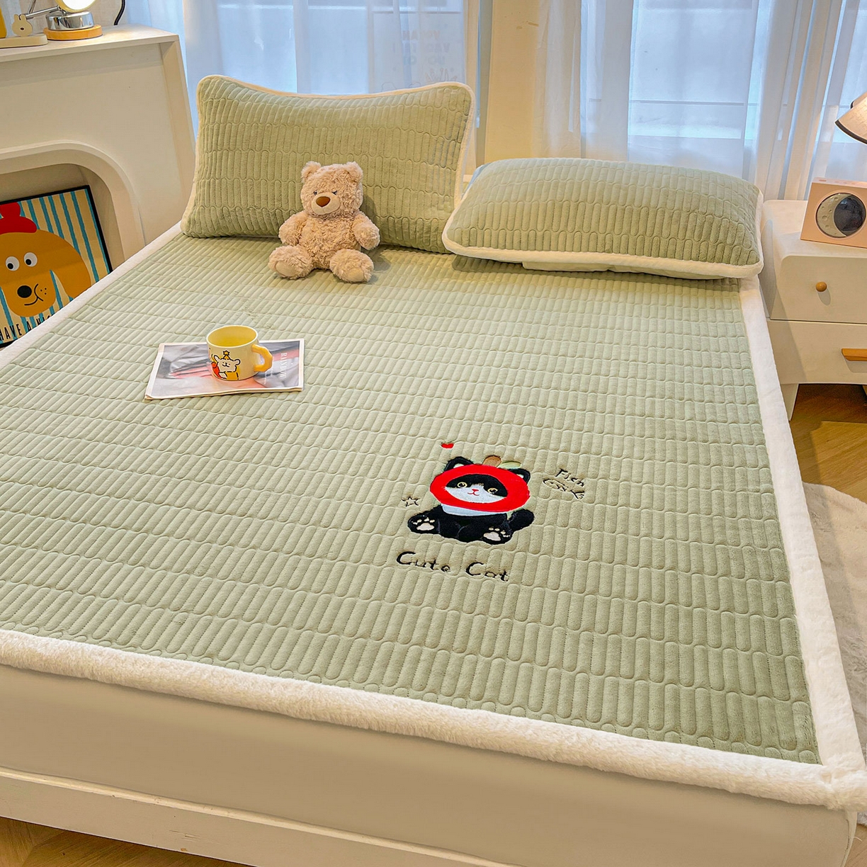 91家纺网 家纺一手货源 找家纺 喜居 2025新款亲肤舒适苹安喵刺绣牛奶绒床褥垫垫子-苹安喵 苹安喵-绿