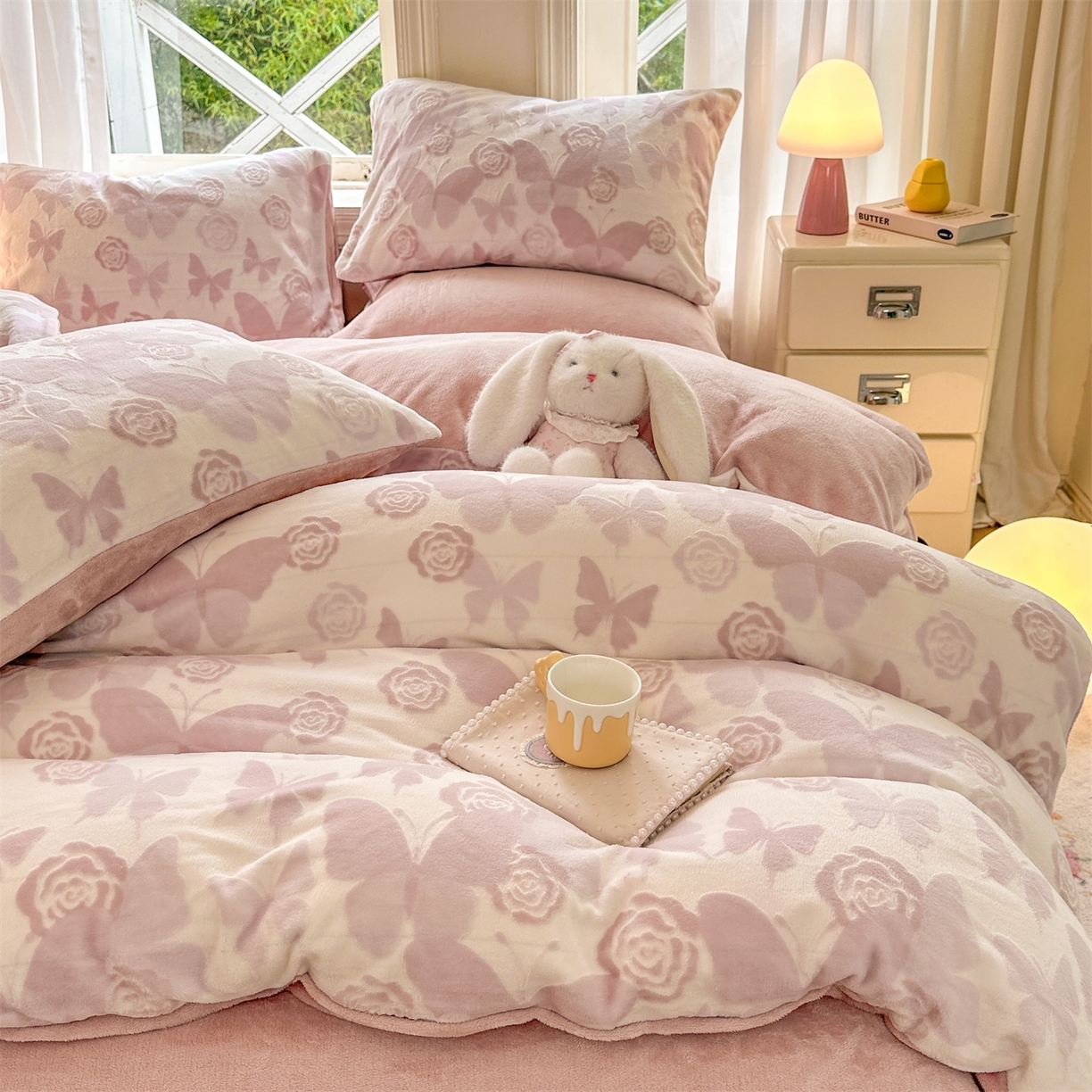 91家纺网 家纺一手货源 找家纺 灰鲸 2025新款立体雕花牛奶绒四件套 蝶花-粉