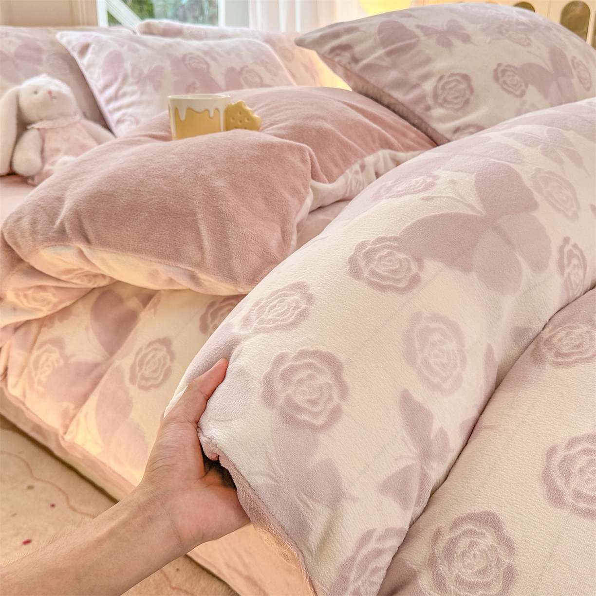 91家纺网 家纺一手货源 找家纺 灰鲸 2025新款立体雕花牛奶绒四件套 蝶花-粉