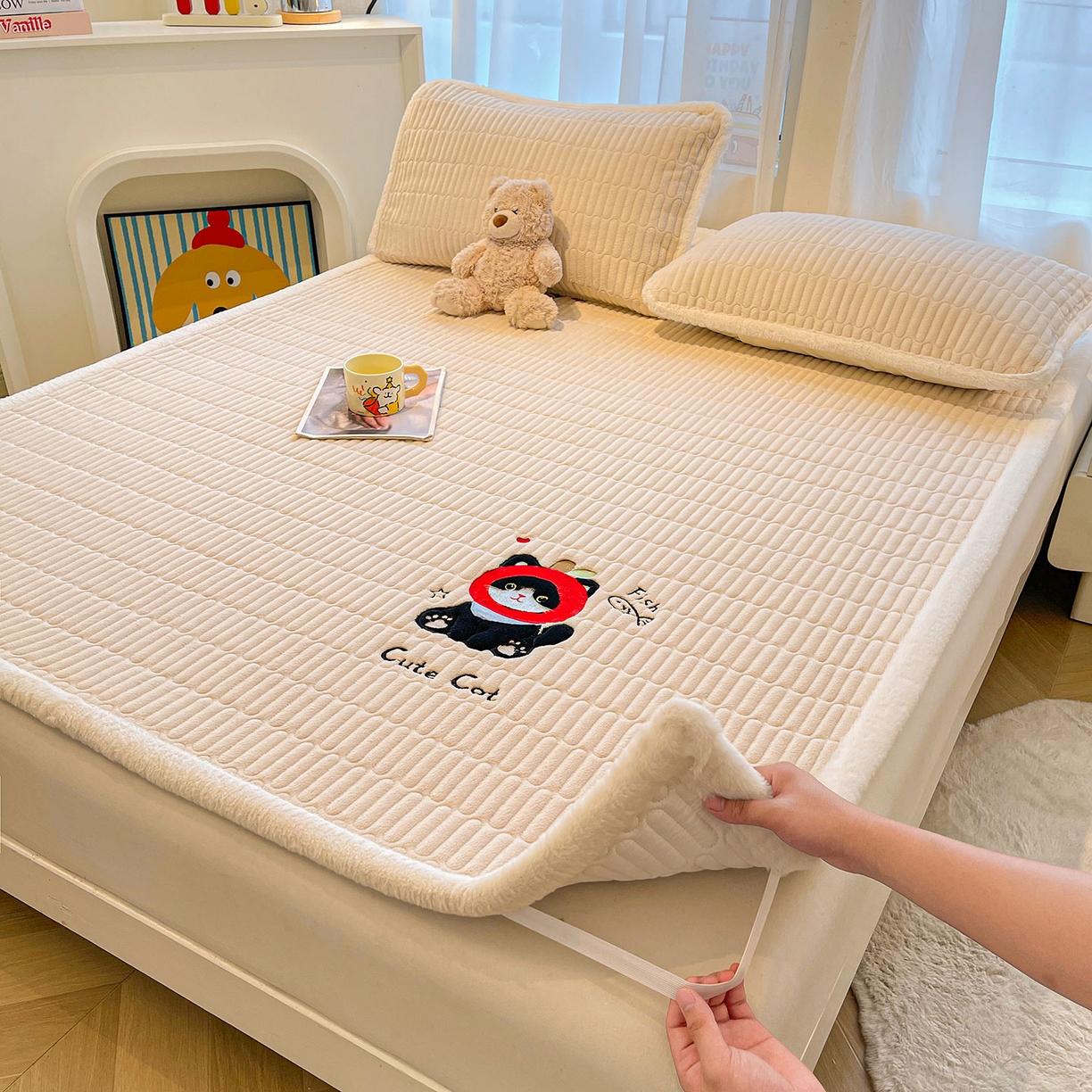 91家纺网 家纺一手货源 找家纺 （总）喜居 2025新款亲肤舒适苹安喵刺绣牛奶绒床褥垫垫子-苹安喵