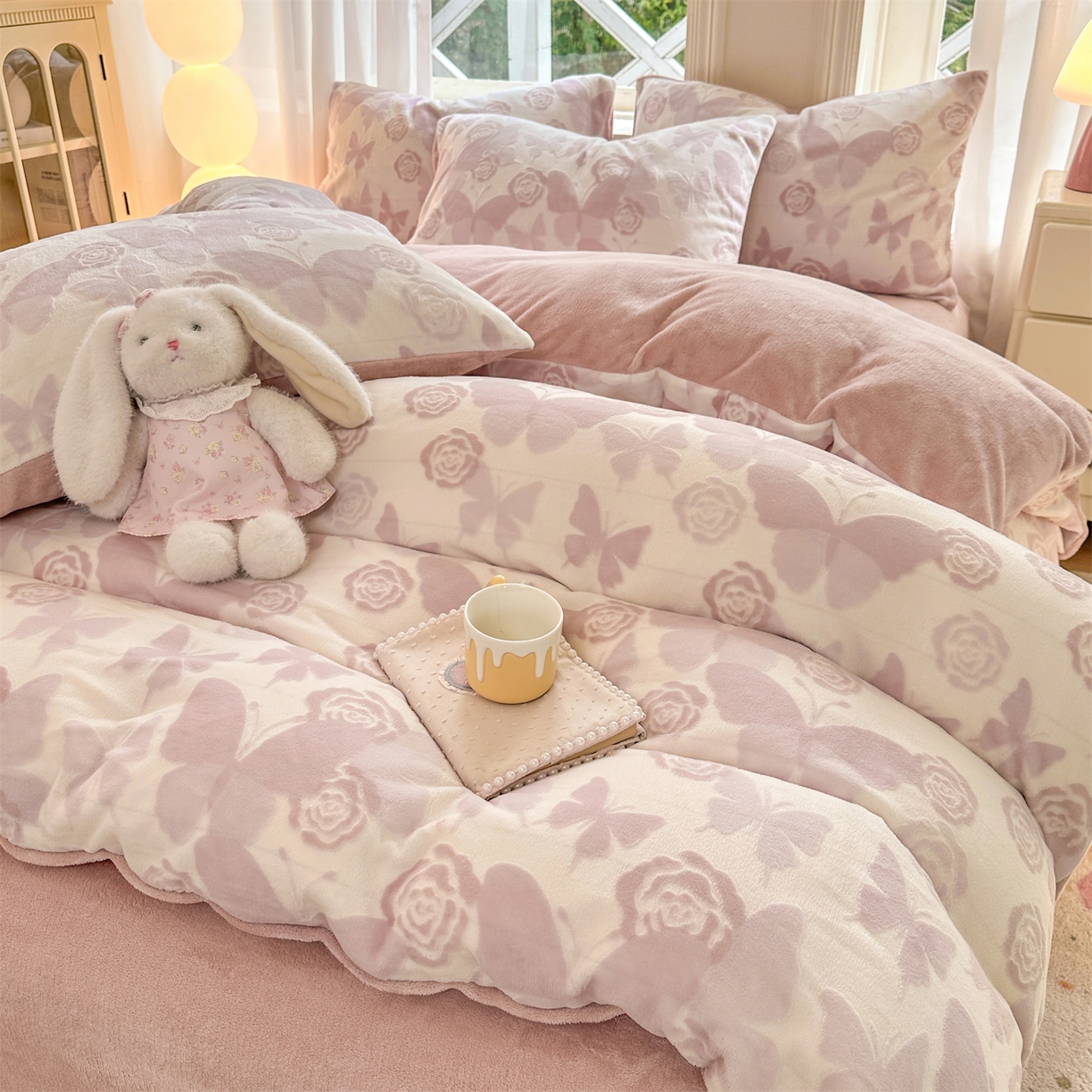 91家纺网 家纺一手货源 找家纺 灰鲸 2025新款立体雕花牛奶绒四件套 蝶花-粉