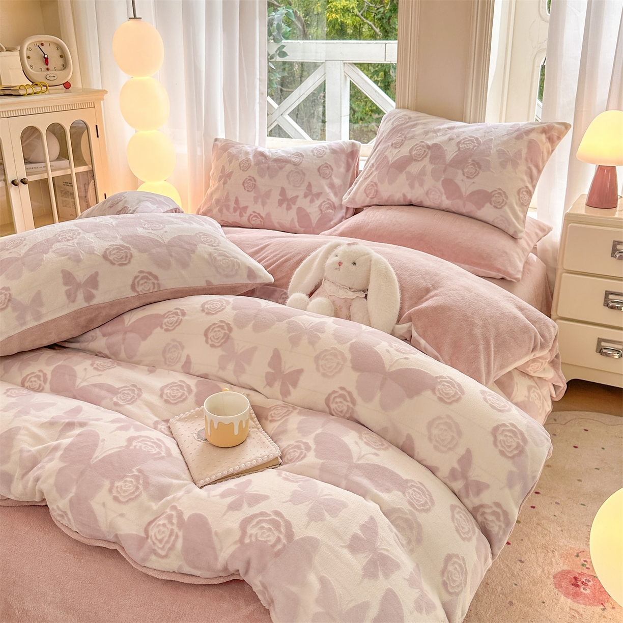 91家纺网 家纺一手货源 找家纺 灰鲸 2025新款立体雕花牛奶绒四件套 蝶花-粉