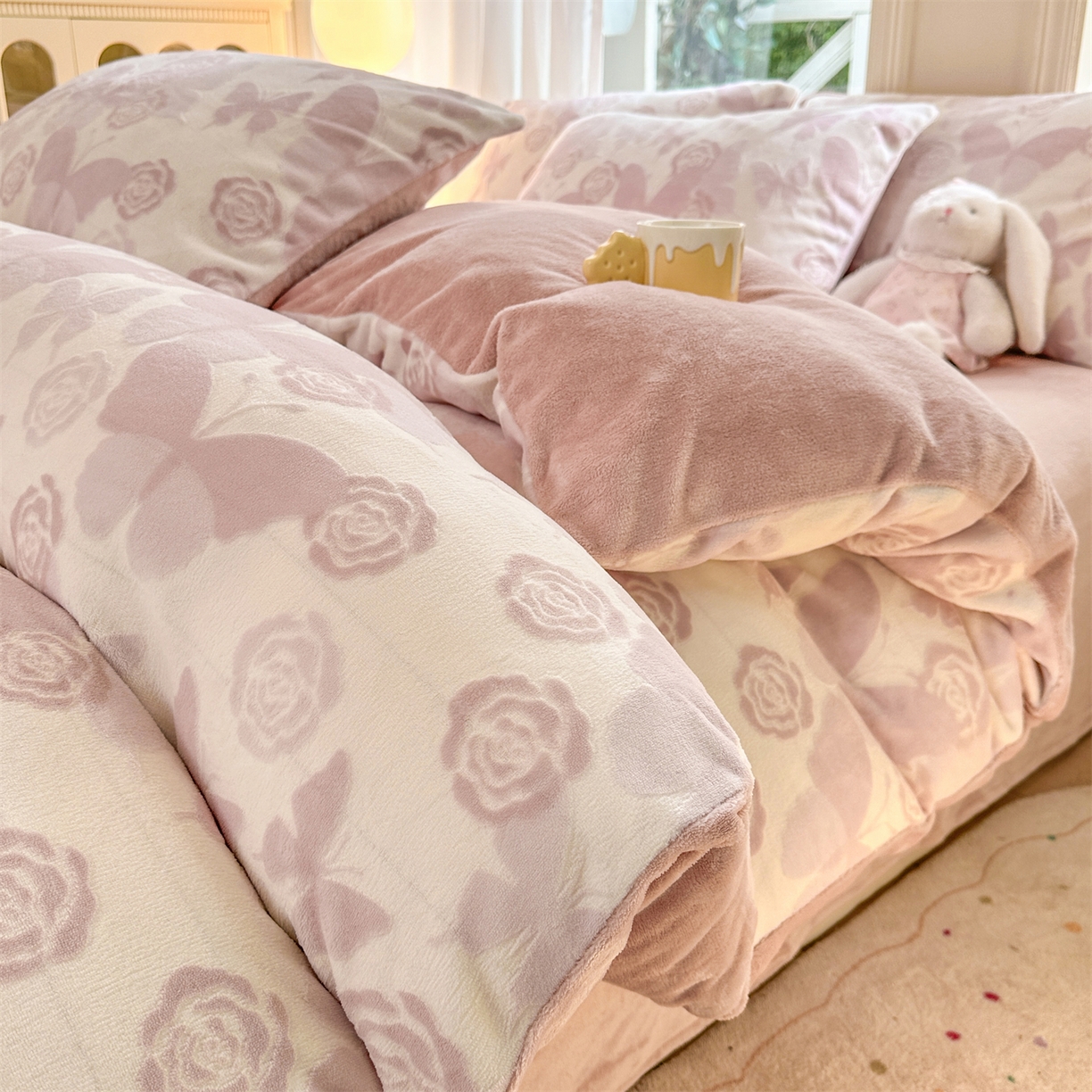 91家纺网 家纺一手货源 找家纺 灰鲸 2025新款立体雕花牛奶绒四件套 蝶花-粉