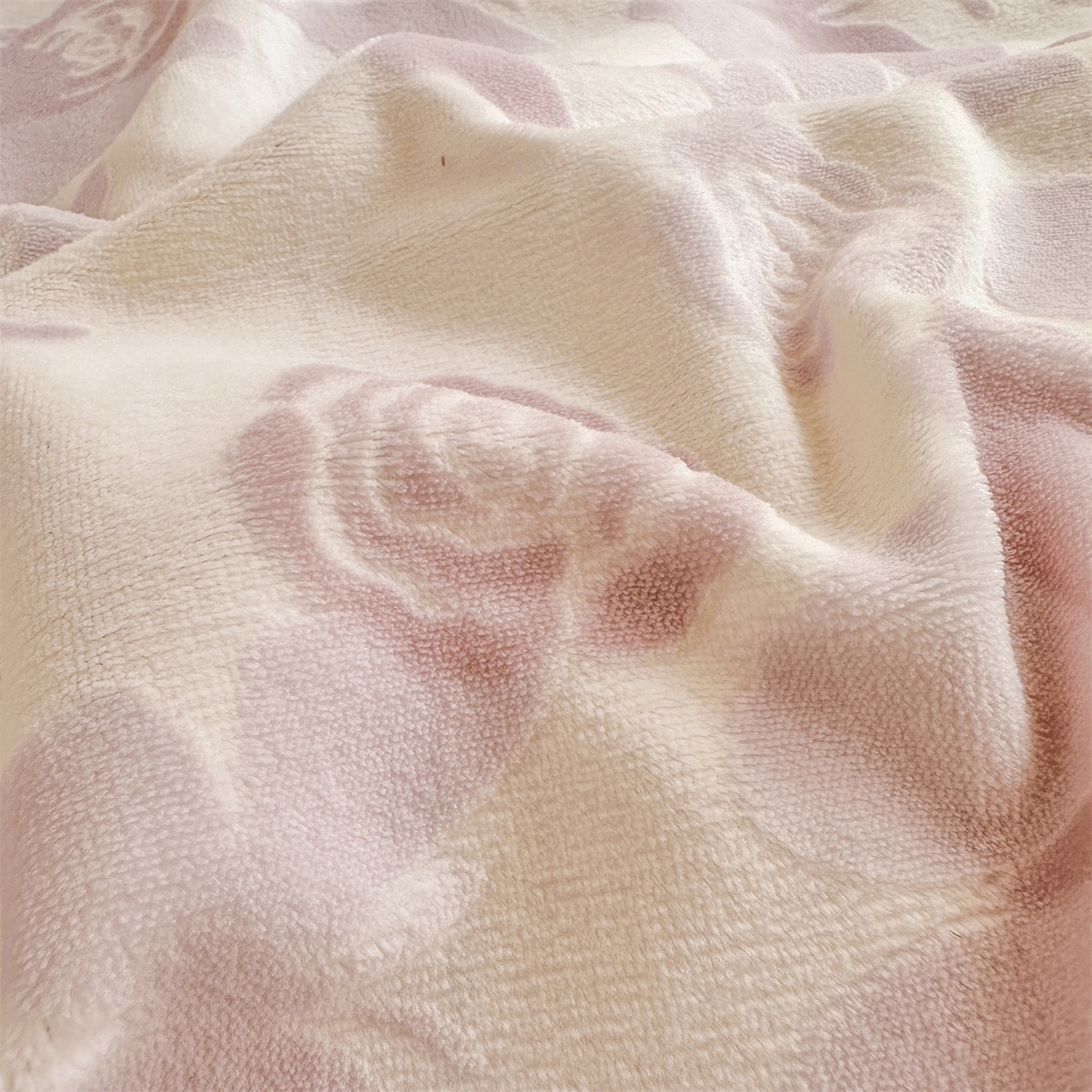 91家纺网 家纺一手货源 找家纺 灰鲸 2025新款立体雕花牛奶绒四件套 蝶花-粉