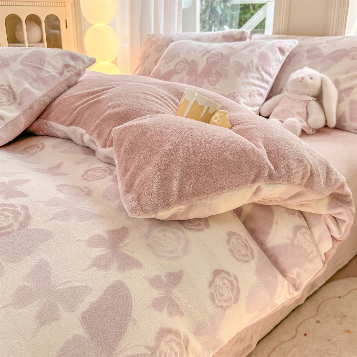 91家纺网 家纺一手货源 找家纺 灰鲸 2025新款立体雕花牛奶绒四件套 蝶花-粉