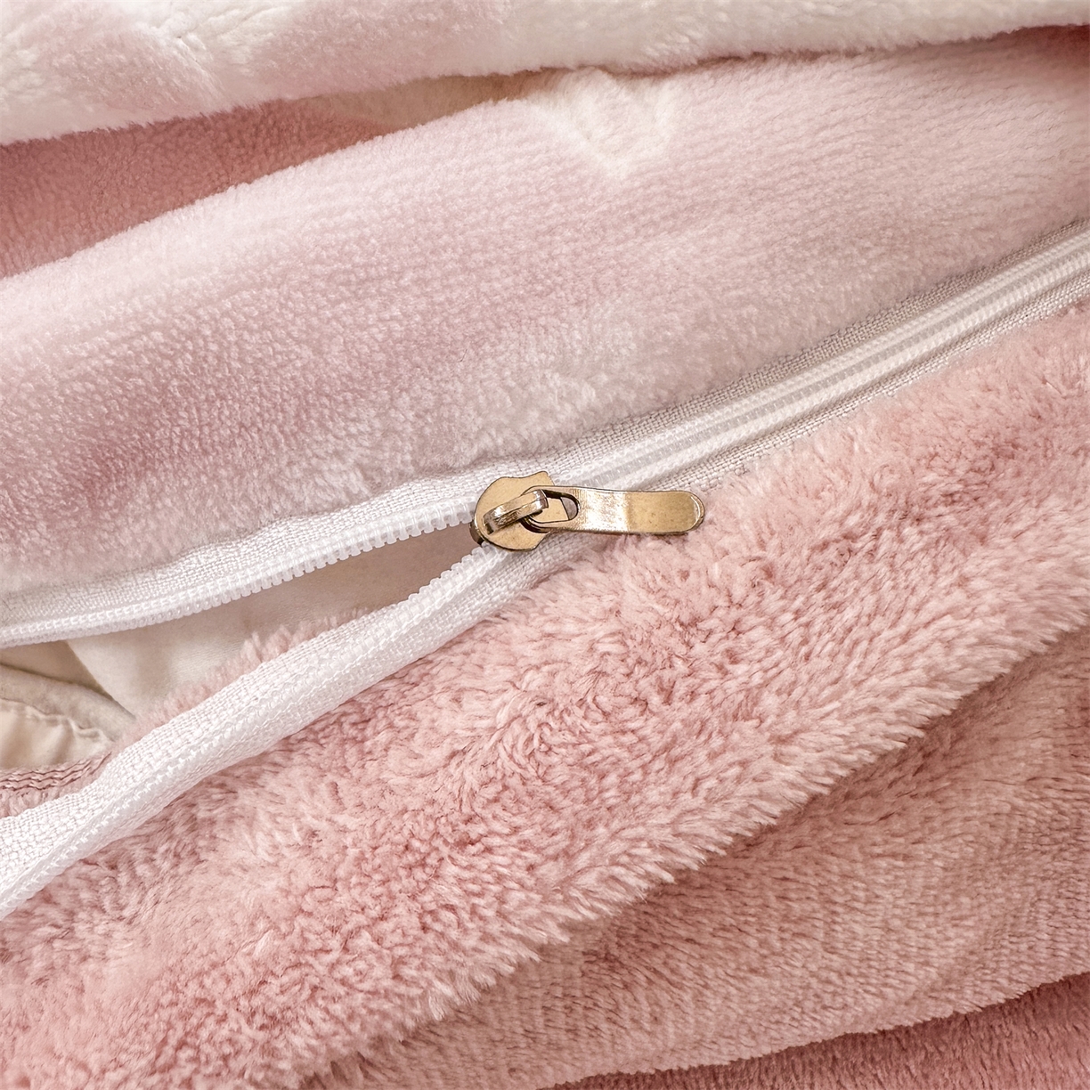 91家纺网 家纺一手货源 找家纺 灰鲸 2025新款立体雕花牛奶绒四件套 蝶花-粉